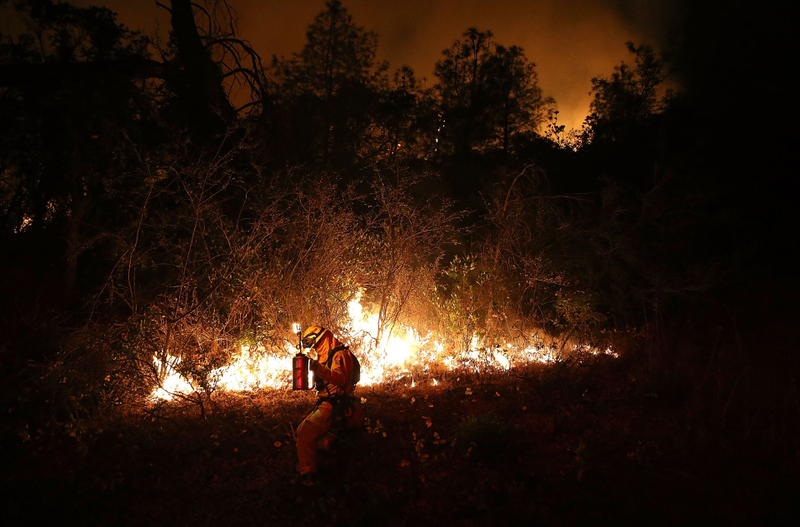 Illustration for article titled California Burning: Dramatic Photos Of Firefighters In Action